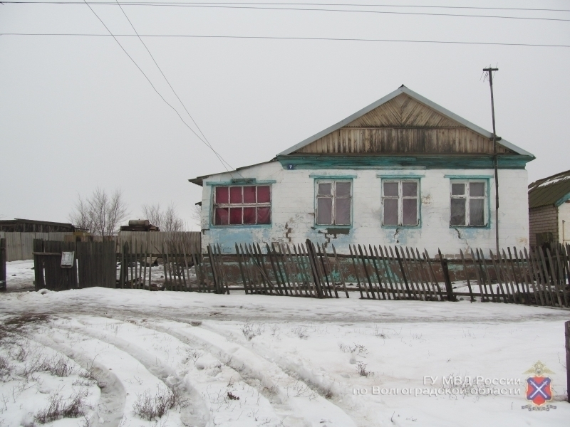 Под Волгоградом насильники 16-летней студентки прятались в подвале у многодетной матери Под Волгоградом насильники 16-летней студентки прятались в подвале у многодетной матери