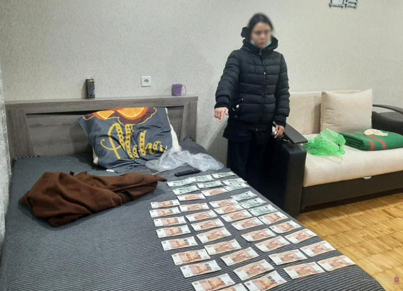 В Волгограде задержание соучастницы телефонных мошенников попало на видео В Волгограде задержание соучастницы телефонных мошенников попало на видео