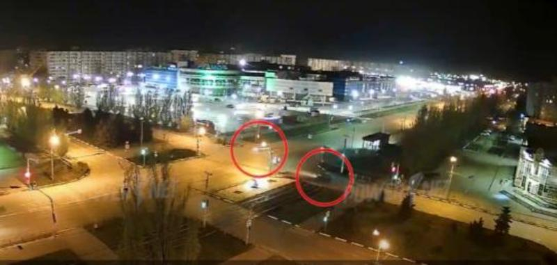 Лихач на полной скорости проскочил на красный и столкнулся с другим авто. Видео Лихач на полной скорости проскочил на красный и столкнулся с другим авто. Видео