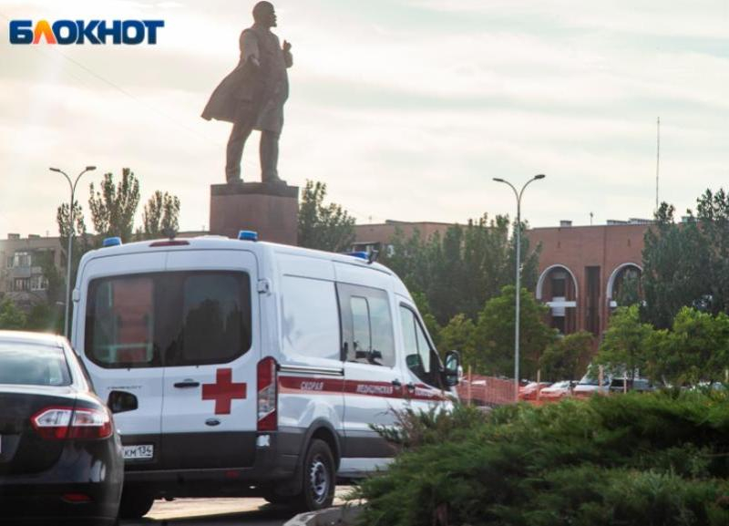 Молодые водители разбились на перекрестке в Волжском: есть раненые Молодые водители разбились на перекрестке в Волжском: есть раненые