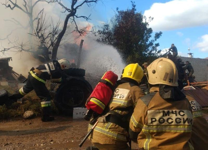 В селе Каршевитое под Ленинском сгорела хозпостройка В селе Каршевитое под Ленинском сгорела хозпостройка