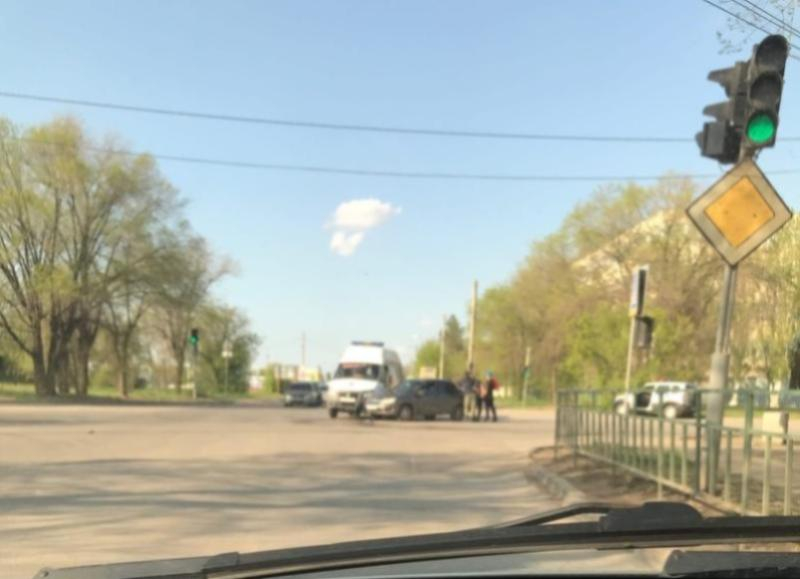 Скорая помощь «пролетела» на красный и «влетела» в Lada в Волжском Скорая помощь «пролетела» на красный и «влетела» в Lada в Волжском