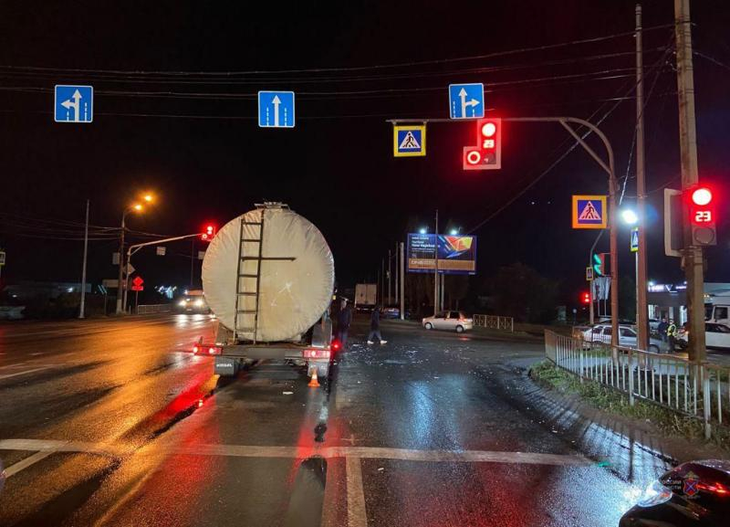 Автоледи пострадала в тройном ДТП с участием автоцистерны в Волгограде Автоледи пострадала в тройном ДТП с участием автоцистерны в Волгограде