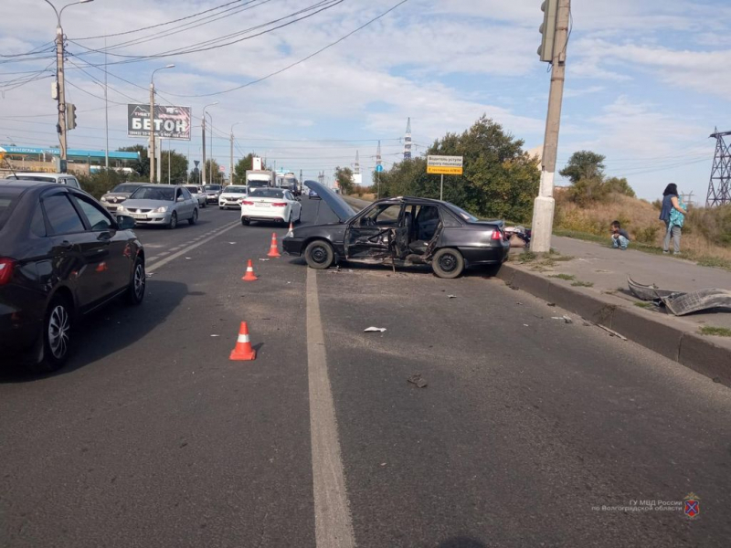 Жесткая авария с пострадавшими в Волгограде попала на видео Жесткая авария с пострадавшими в Волгограде попала на видео