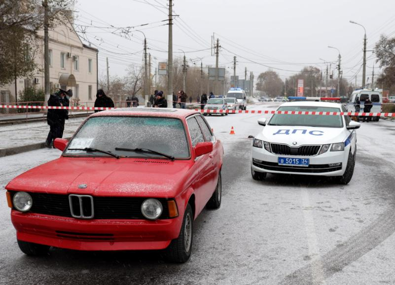 В Волгограде водитель BMW ударил по голове монтировкой сотрудника полиции В Волгограде водитель BMW ударил по голове монтировкой сотрудника полиции