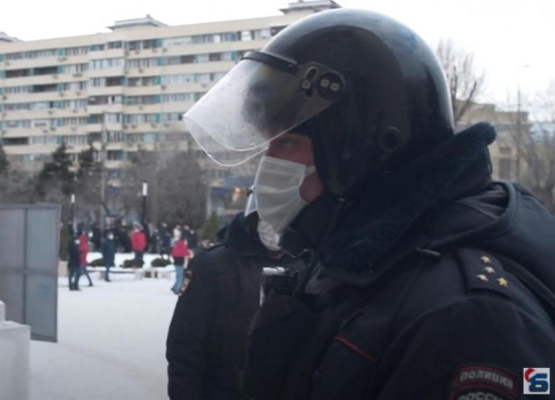 Полицейский спас раненого митингующего в Волгограде Полицейский спас раненого митингующего в Волгограде