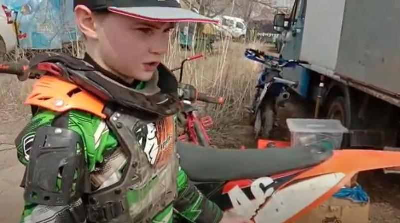 «Никогда не сдавайтесь!»: маленький саратовец приехал в Волжский для участия в мотокроссе «Никогда не сдавайтесь!»: маленький саратовец приехал в Волжский для участия в мотокроссе