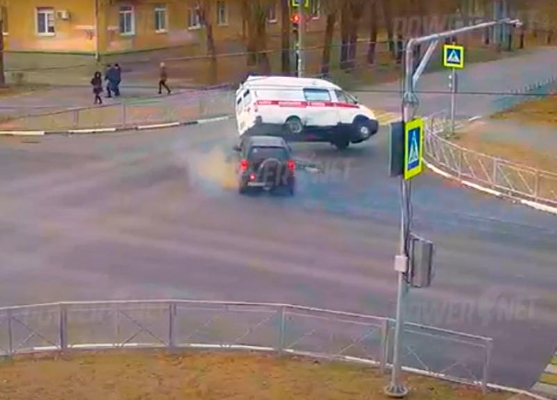Момент столкновения внедорожника и «скорой» в Волжском попал на видео Момент столкновения внедорожника и «скорой» в Волжском попал на видео