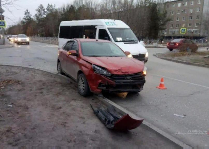 Водитель «пятнашки» попал в больницу после ДТП в Волжском Водитель «пятнашки» попал в больницу после ДТП в Волжском