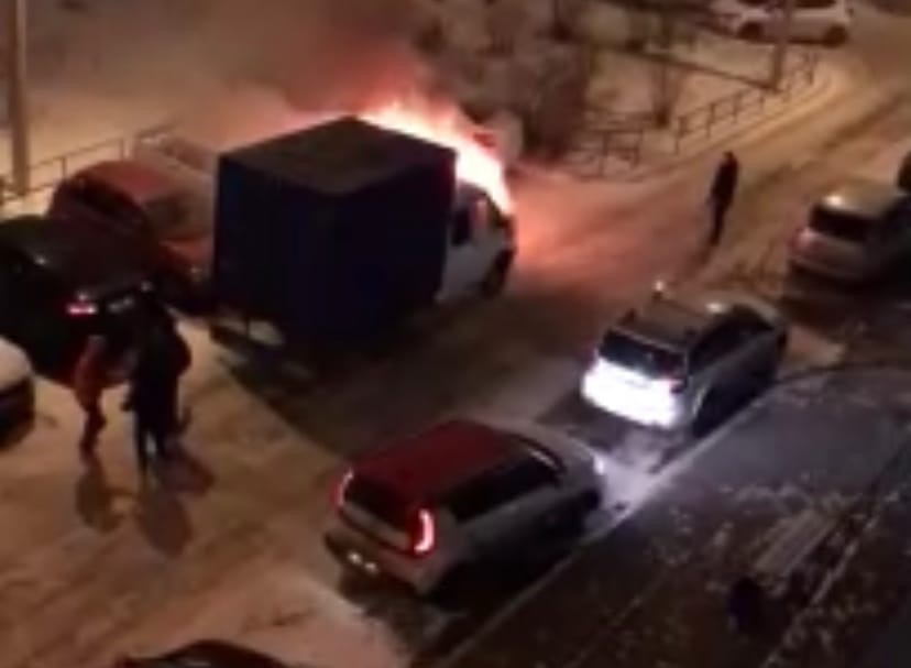 В Волжском сгорел автомобиль «ГАЗ 2834» В Волжском сгорел автомобиль «ГАЗ 2834»