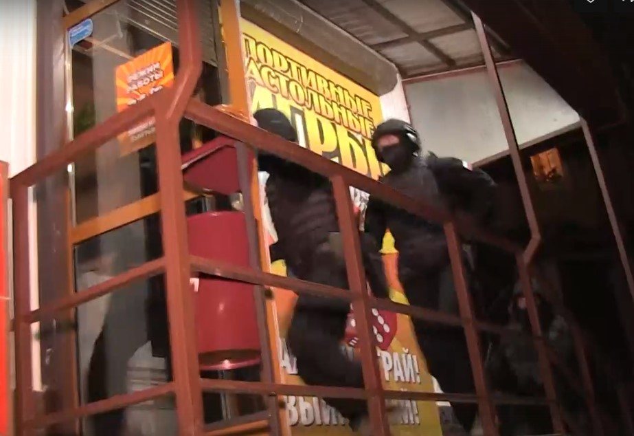 Задержание организаторов казино в Волгограде попало на видео Задержание организаторов казино в Волгограде попало на видео