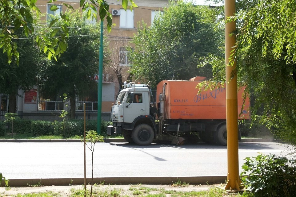В Волжском чистят улицы «Вихрем» В Волжском чистят улицы «Вихрем»