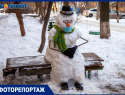 В Волжском снеговики соблюдают масочный режим: фоторепортаж