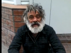 В Волжском бездомный читает патриотичные стихи и поет песни
