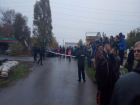 Люди окружили место оцепления, куда привезли Масленникова в Волжском