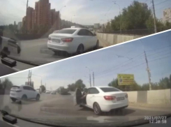 Автохам дважды чуть не устроил ДТП и попал на видео в Волгограде