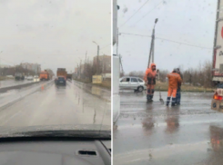 «Никогда такого не было, и вот опять»: в Волжском обсуждают строительство дороги под дождем