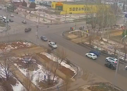 Сбил пешехода и увез: авария в Волжском попала на видео
