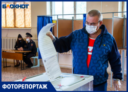 На выборы в Госдуму-2021 в Волжском приходят целыми семьями: фоторепортаж