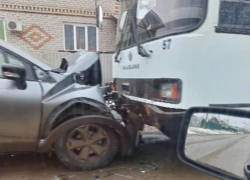 Пьяный водитель иномарки врезался в автобус в Волжском