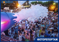 Пенная вечеринка и показ мод: фото субботних празднований Дня города в Волжском
