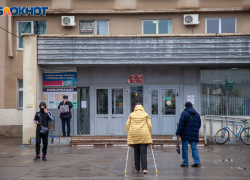 Облздрав объяснился за огромные очереди и отсутствие талонов в больнице №2 в Волжском
