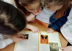 В храме поселка Царев детям рассказали о православной литературе