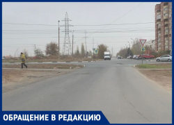 «Выезд затруднен и опасен»: жители пожаловались на отсутствие светофора в Волжском