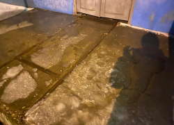«Льется вода из мусоропровода»: улицу затопило в Волжском