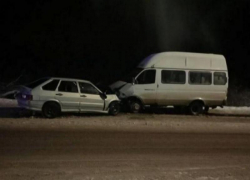 Автоледи на «ВАЗе» въехала в микроавтобус под Волжским: пострадал подросток