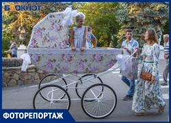 Яркие костюмы и счастливые дети: как прошел парад колясок в Волжском