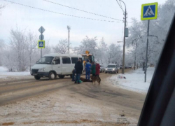Живой человек лежит на дороге в Волжском