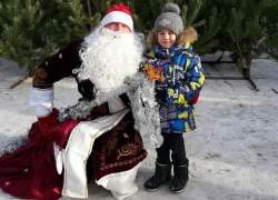 Боги маркетинга: Дед Мороз оригинально продает елку в Волжском