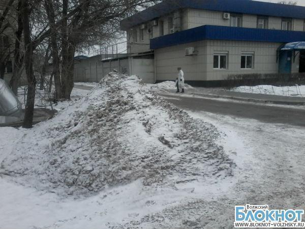 Улицы Волжского завалили грязным снегом