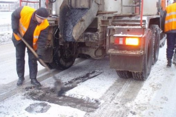 В новом году в Волжском уже отремонтировали 640 квадратных метров дорог