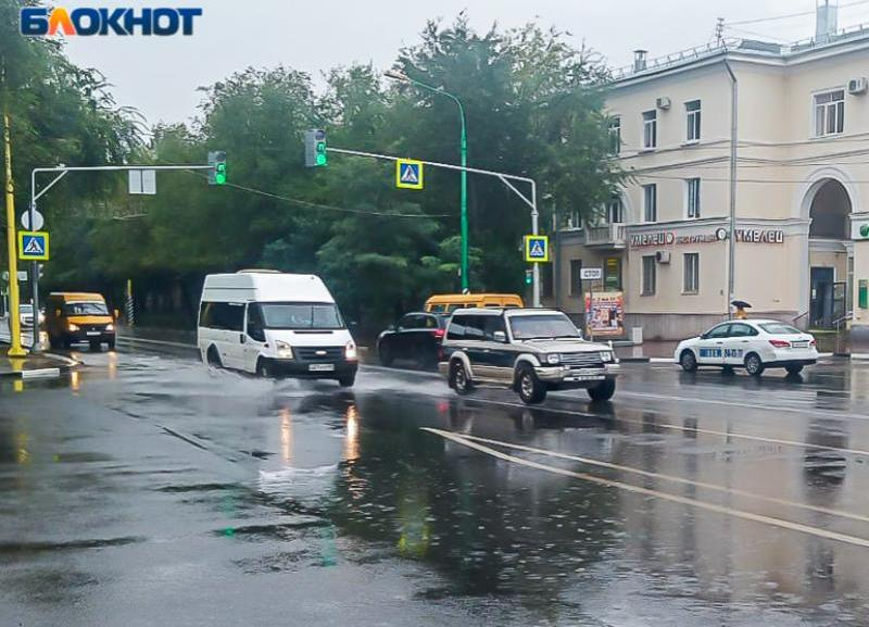 Когда придут дожди в волгоградскую область. Ливень фото. Ливень в Волжском. Омск фото. Омск дождь фото.