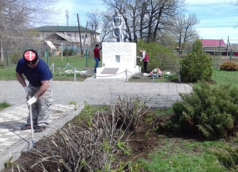 Казаки благоустроили территорию памятника погибшим воинам в Волгоградской области