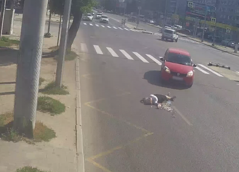 Автоледи сбила пенсионерку на пешеходном переходе в центре Волгограда: видео
