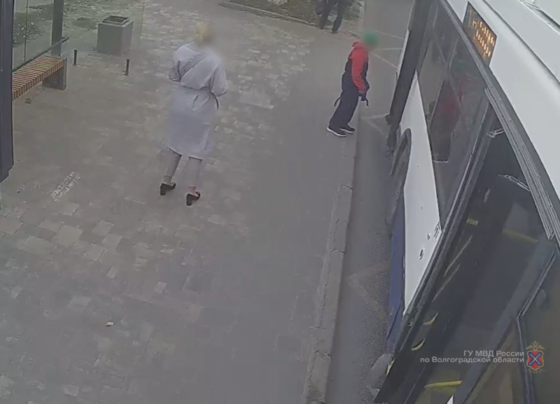 Пенсионерка взорвала. В Волгограде выпал человек. Пенсионерка в троллейбусе. ДТП на Джанибековской Волгоград. В российском городе скорая сбила пенсионерку и попала на видео.