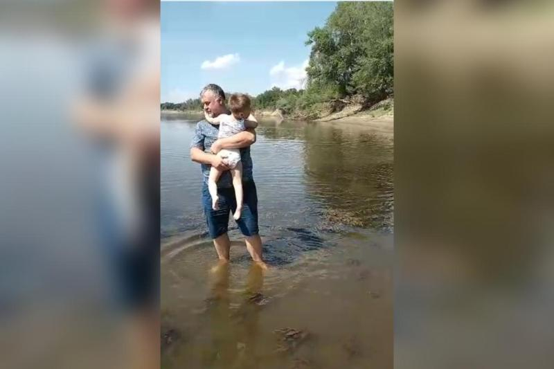 Спас любимую девушку ценой своей жизни. Нашли тело мужчины Волжский. Тело мужчины найденного в Волжском. Мужчина спасает женщину фото. Козий пляж Волжский 2000 года.