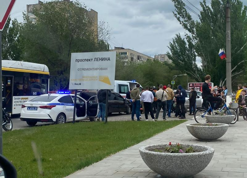 Новости волжского сегодня. Авария в Волжском с полицией. Волжский Лада Волжский. Авария в Волжском на улице Пушкина.