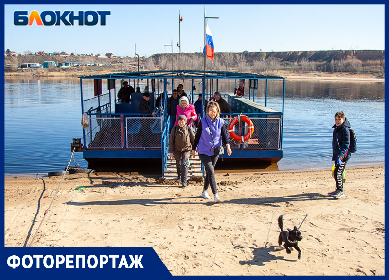 Паром волжский. Волжский переправа. Паром Дачник 1. Паром Волжский фото.