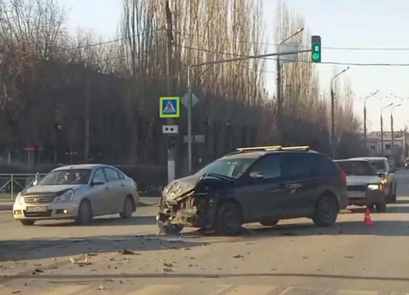 Волжский происшествия за сутки последние. Авария в Волгограде на набережной. Авария в Волжском сегодня на Ленина.