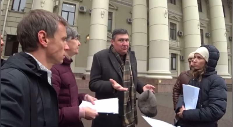 «Мы работаем на благополучие граждан»: депутат рассказал волжским активистам о судьбе QR-кодов