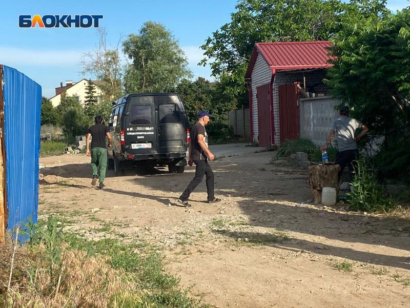Припаркованная машина. Лобовой удар автомобиля. Блокнот волжский происшествия. Блокнот волжский происшествия за неделю. Волжский блокнот новости происшествия последние.