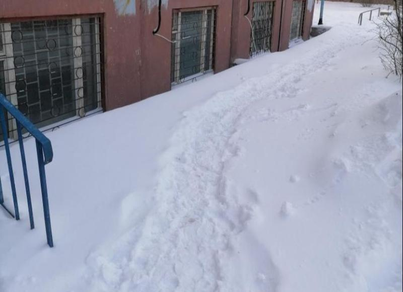 Волжский замурован в снегах: видео аварии, фото непролазных дворов