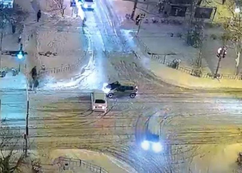 Авария на заснеженном перекрестке в Волжском попала на видео
